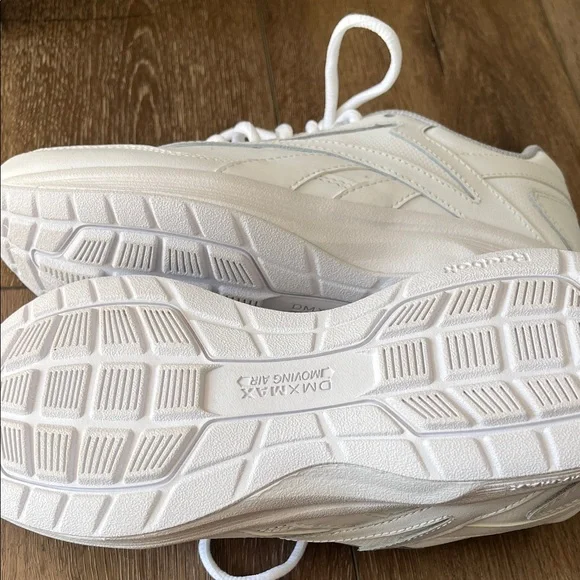 NWOB!! Reebok White and Light Gray Women's Sneakers. Memorytech Ortholite Insole - Picture 6 of 7